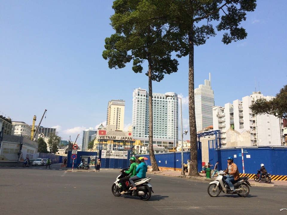 TPHCM chặt thêm hàng loạt cây xanh phục vụ tuyến metro số 1 - 5 Hai cây xanh còn sót lại ở góc đường Lê Lợi - Pasteur khi triển khai xây dựng ga Nhà hát Thành phố trước đó