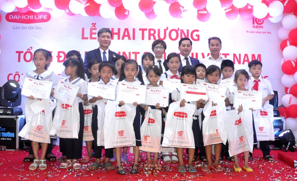 Công ty BHNT Dai-ichi Việt Nam mở rộng mạng lưới kinh doanh tại TP. Đà Nẵng - 1 Dai-ichi Life Việt Nam trao học bổng cho học sinh nghèo học giỏi trong dịp khai trương Văn phòng Tổng đại lý tại Quận Sơn Trà, TP. Đà Nẵng