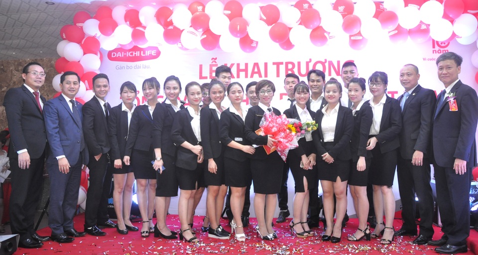 Công ty BHNT Dai-ichi Việt Nam mở rộng mạng lưới kinh doanh tại TP. Đà Nẵng - 2 Ông Trần Đình Quân – Tổng Giám đốc Dai-ichi Life Việt Nam (ngoài cung, bên phải) chụp hình cùng Đội ngũ quản lý, Tư vấn Tài chính nhân dịp Lễ khai trương Văn phòng Tổng Đại lý tại Quận Sơn Trà, TP. Đà Nẵng