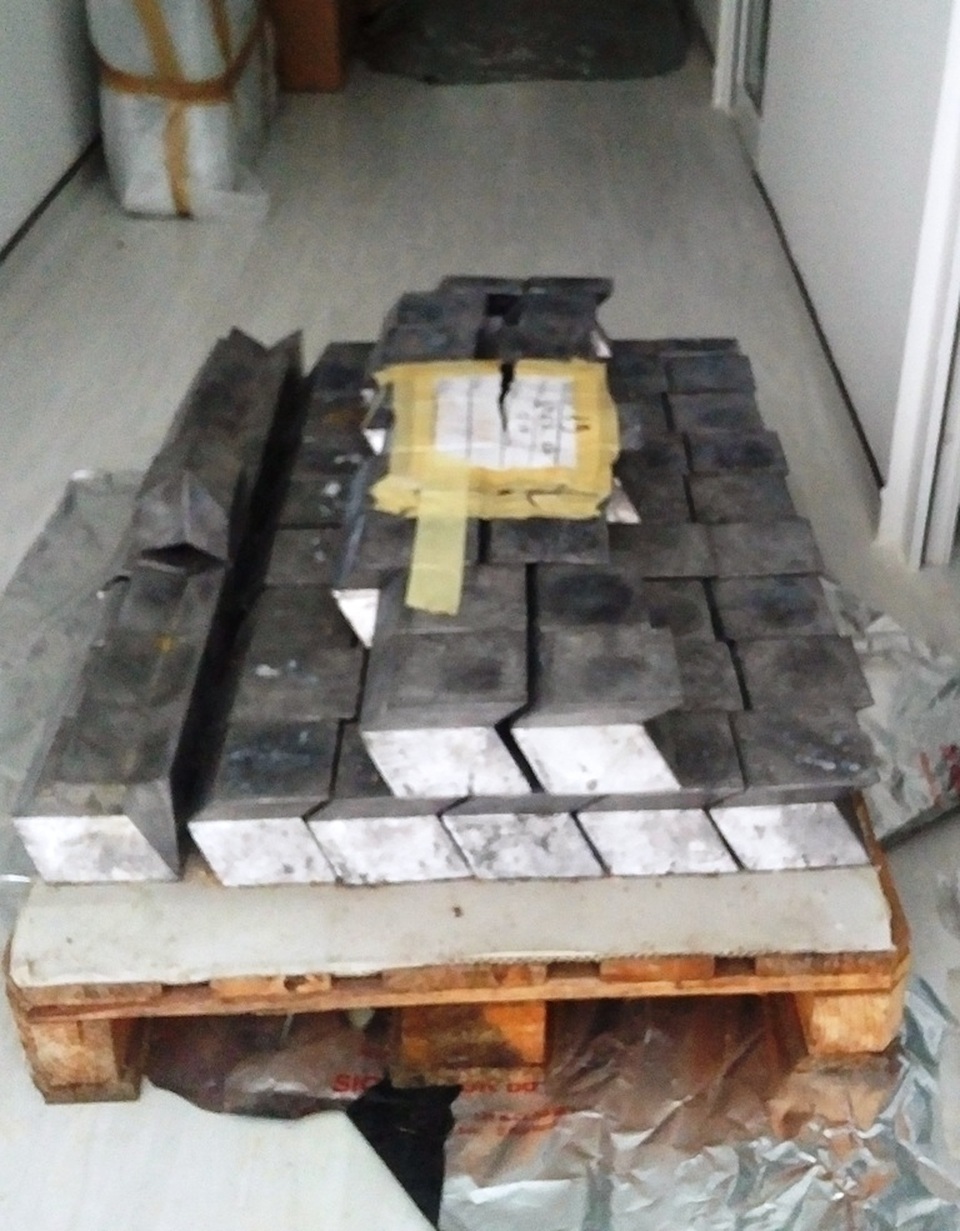 Mất trên 4 tấn gạch chì làm thiết bị ngăn phóng xạ phát tán - 3 Mỗi viên gạch chì có trọng lượng từ 7-10kg và đựng trong 104 kiện hàng