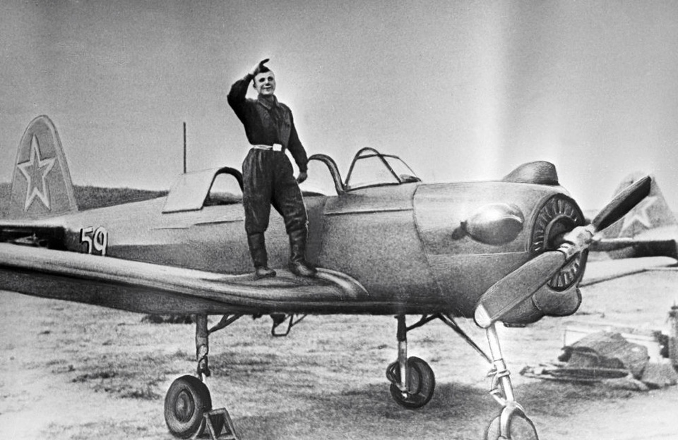 Nhìn lại dấu mốc chinh phục vũ trụ đầu tiên của con người - 2 Ngày 27/10/1955, ở tuổi 21, Gagarin được cử tới trường đào tạo phi công không quân Chkalov tại Orenburg. Năm 1957, Gagarin đã tốt nghiệp trường này và nhận tấm bằng loại A dành cho sinh viên xuất sắc.