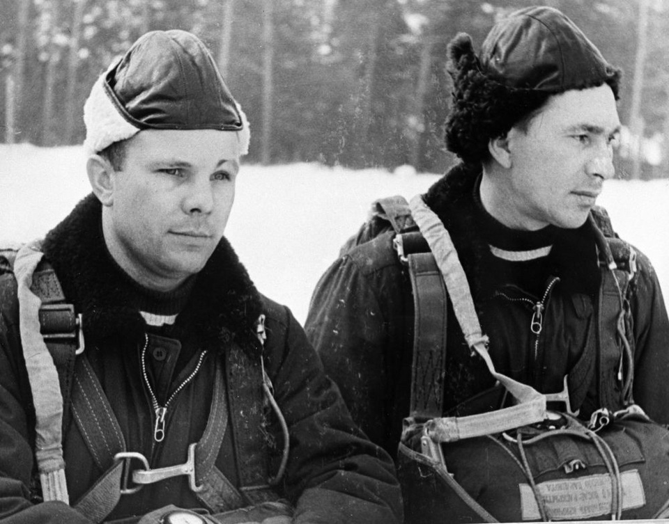 Nhìn lại dấu mốc chinh phục vũ trụ đầu tiên của con người - 5 Yuri Gagarin (trái) và Pavel Belyaev - một thành viên khác trong đội phi hành gia tập nhảy dù.
