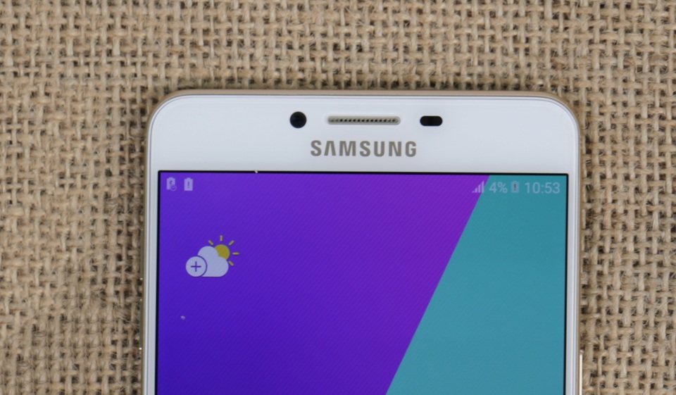 Máy sở hữu camera trước 16 MP, tích hợp tính năng chụp ảnh panorama selife, quay video Full HD và nhận diện khuôn mặt.