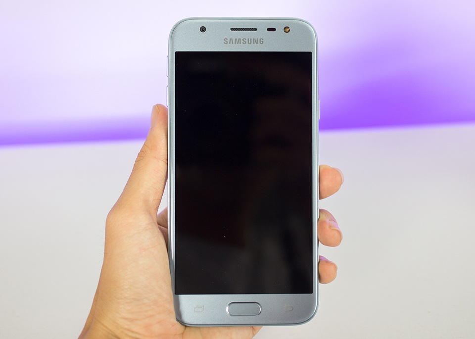 Đập hộp Galaxy J3 Pro chính hãng tại Việt Nam - 7 Ở mặt trước, Galaxy J3 Pro sở hữu màn hình 5 inch độ phân giải HD công nghệ TFT LCD.