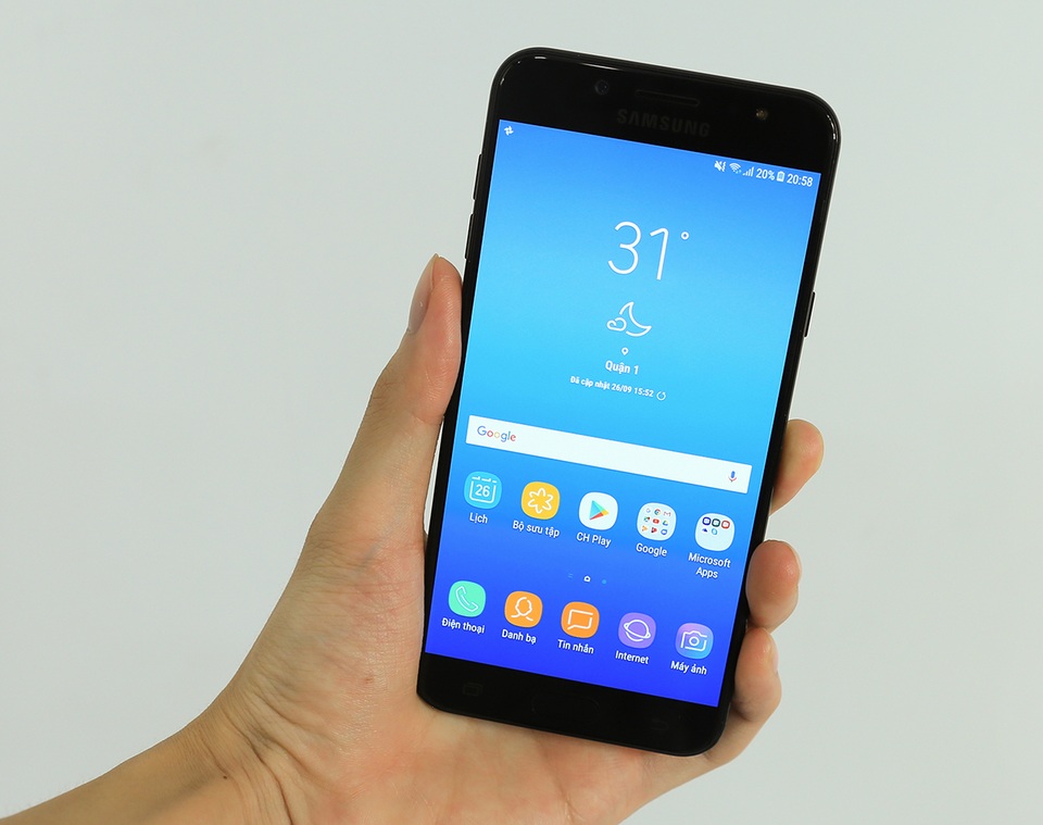 Bên trong máy trang bị bộ vi xử lý 8 nhân (4 nhân 2.4GHz + 4 nhân 1.7GHz), RAM 4GB, bộ nhớ trong 32 GB và nguồn pin 3.000 mAh.