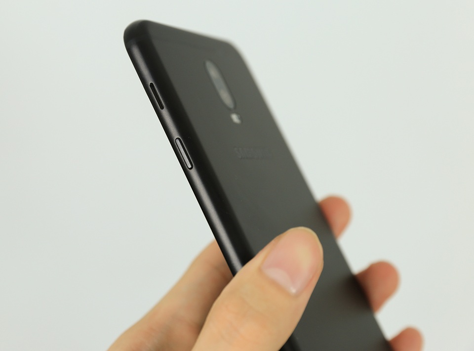 Máy sử dụng chất liệu vỏ kim loại để cấu thành nền sản phẩm với thân máy được làm khá mỏng, đạt 7,9 mm.