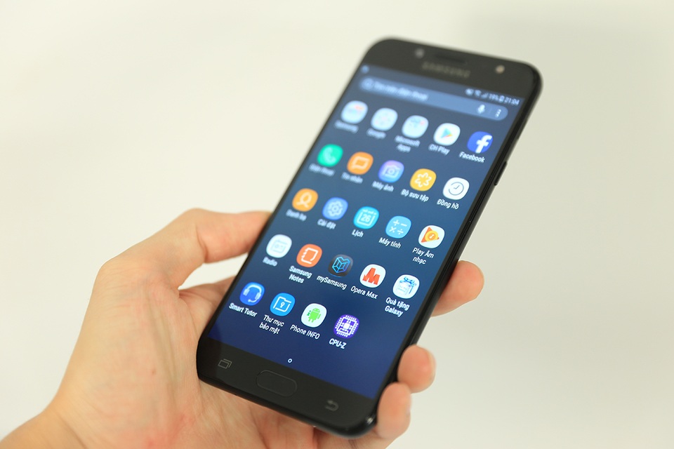 Bên cạnh đó, máy tích hợp các tính năng bảo mật thừa hưởng từ các sản phẩm cao cấp của hãng này, gồm chế độ bảo mật nhận diện khuôn mặt, chế độ bảo mật vân tay một chạm, chức năng Thư mục bảo mật và hệ thống bảo mật Samsung KNOX.