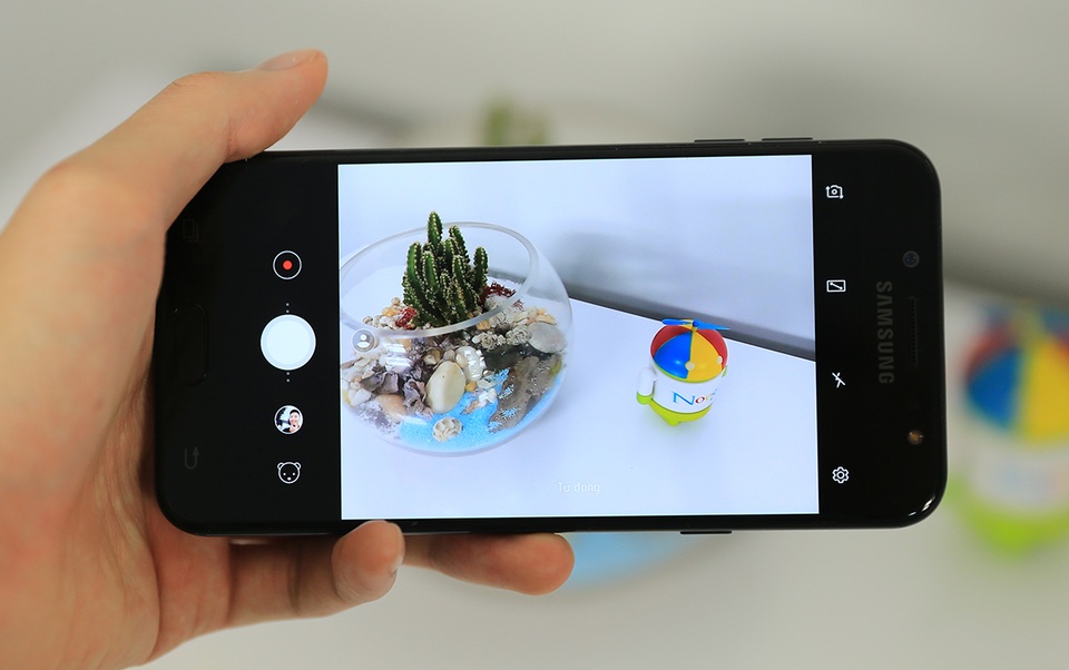 Cụ thể, Galaxy J7+ sở hữu camera kép với một camera chính 13 MP, ống kính khẩu độ lớn f/1.7 và camera phụ 5MP, khẩu độ f/1.9. Camera phụ này đóng vai trò hỗ trợ tạo ra hiệu ứng xóa phông và máy còn được tích hợp flash, giúp hoạt động tốt trong nhiều điều kiện ánh sáng.