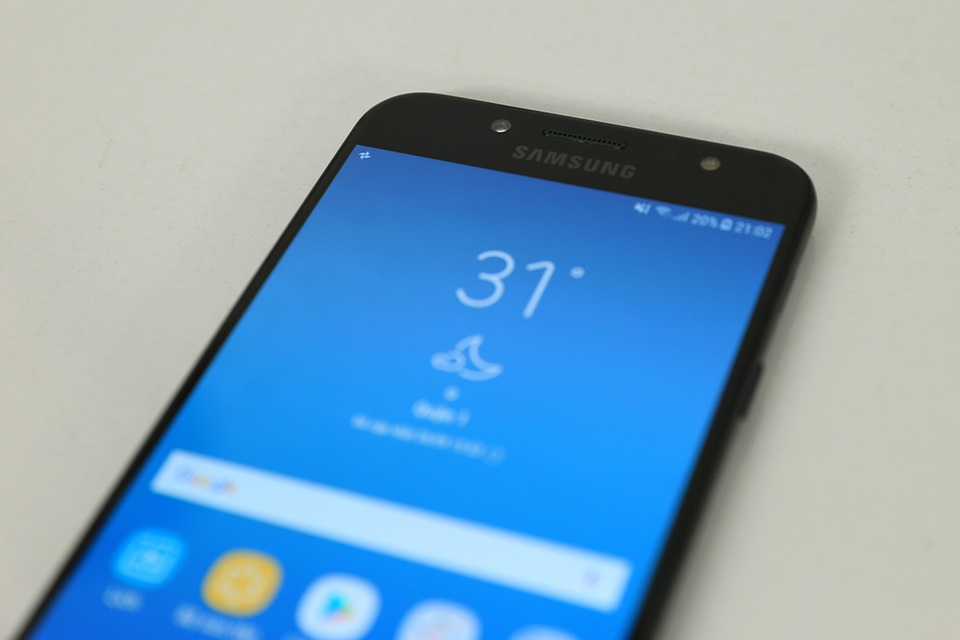 Mặt trước của máy cũng có mặt của camera selfie độ phân giải 16 MP, khẩu độ f/1.9 tích hợp đèn LED flash. Samsung cũng tích hợp thêm các bộ sticker vui nhộn và hiệu ứng xoá phông chủ động…