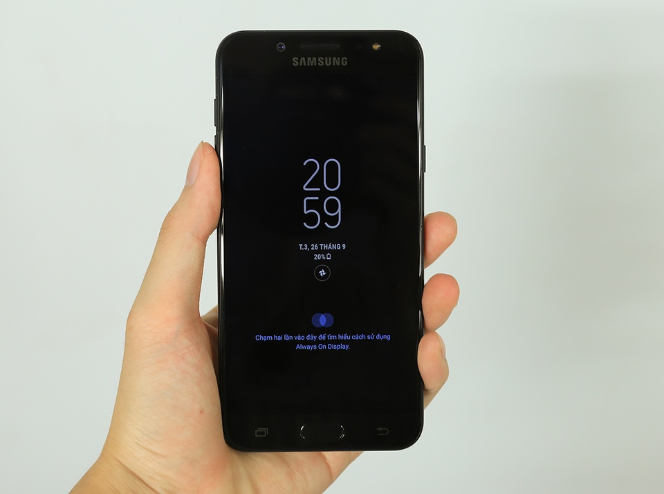 Ngoài ra, Samsung còn trang bị thêm các tính năng khác như màn hình Always On Display và tính năng hai toàn khoản chat song song...