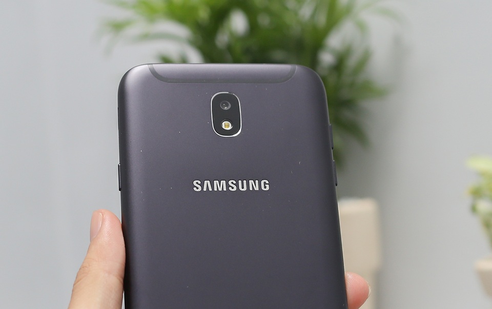 Cận cảnh Galaxy J7 Pro mới nhất của Samsung tại Việt Nam - 3 Đi cùng đó, camera chính cũng được thiết kế nằm gọn gàng trong một khung kính cùng với đèn flash trợ sáng. Samsung cho biết, camera này có độ phân giải 13 MP, thừa hưởng khẩu độ f/1.7 từ Galaxy S8 cho những bức ảnh tốt ngay trong điều kiện thiếu sáng.