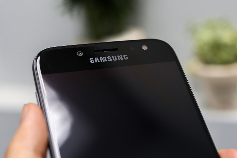 Cận cảnh Galaxy J7 Pro mới nhất của Samsung tại Việt Nam - 9 Mặt trước cũng có một camera hỗ trợ selfie với độ phân giải 13 MP, khẩu độ f/1.9 tích hợp đèn LED flash, cùng tính năng selfie bằng cảm ứng bàn tay và các chế độ làm đẹp...