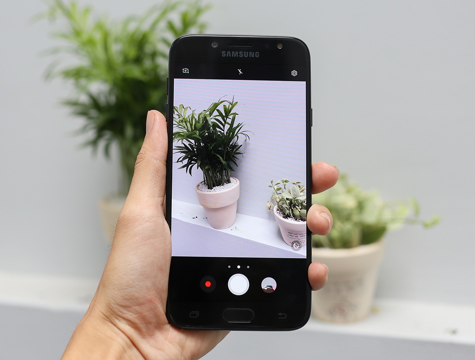 Cận cảnh Galaxy J7 Pro mới nhất của Samsung tại Việt Nam - 8 Ở mặt trước, Galaxy J7 Pro sở hữu màn hình 5,5 inch độ phân giải Full HD. Đáng chú ý màn hình này sử dụng công nghệ SuperAMOLED, cho chất lượng hình ảnh hiển thị sắc nét, góc nhìn rộng, sáng và tiết kiệm năng lượng.