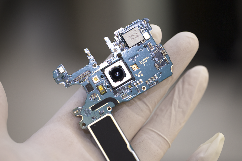 Đây là bo mạch chính của thiết bị, nơi đặt vi xử lý Exynos 8895, RAM 4 GB, bộ nhớ trong 64 GB và các chip đi kèm khác. Phía bên trên đó là camera chính DualPixel 12 MP.