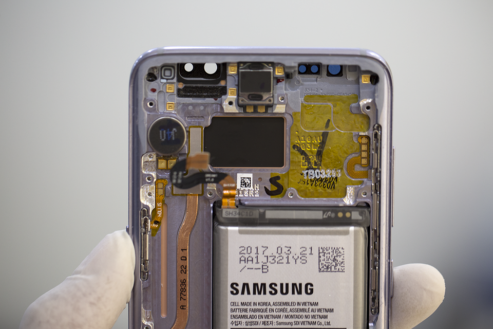 Ở dưới lớp bo mạch là một ống dẫn bằng đồng. Đây là ống đồng dẫn chất lỏng giúp làm mát máy thiết bị tựa như Galaxy S7 edge trước đó.