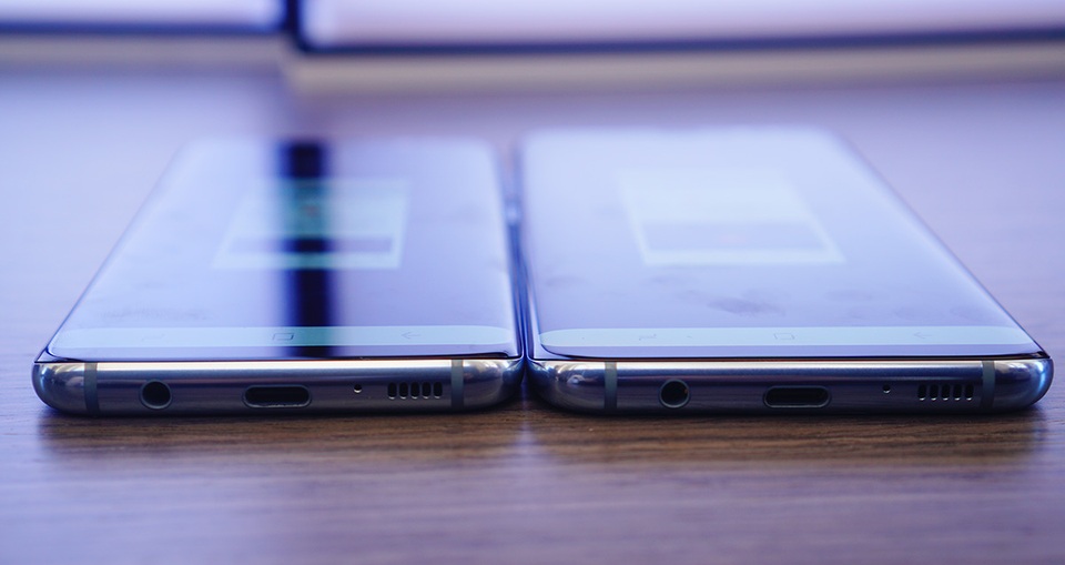 Ở bên trong, cấu hình của máy cũng gây ấn tượng mạnh đối với người dùng khi là thiết bị đầu tiên của ngành công nghệ di động được trang bị chip 10nm. Công nghệ mới giúp tăng cường tốc độ kết nối và hiệu năng của sản phẩm. Thiết bị còn hỗ trợ gigabit LTE và gigabit Wi-Fi lên tới 1 Gbps để người dùng có thể nhanh chóng tải các dữ liệu bất chấp độ lớn của dữ liệu. Đồng thời, máy sẽ sử dụng vi xử lý Snapdragon 835 hoặc Exynos 8895, RAM 4 GB và bộ nhớ trong 64 GB.