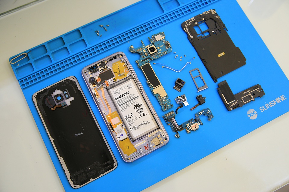 Nhìn chung, linh kiện của thiết bị này có thiết kế dạng module tựa như Galaxy S7 edge. Điều này giúp máy có thể thay thế các thành phần linh kiện dễ dàng.