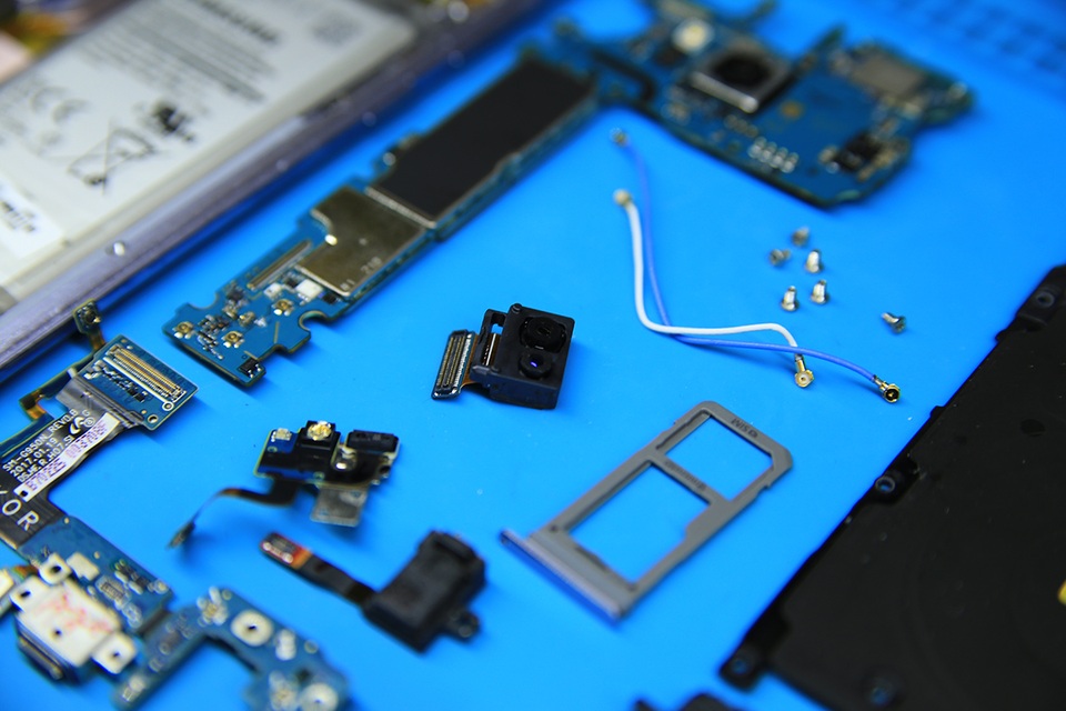 Cụm mống mắt, camera phía trước được tháo rời.