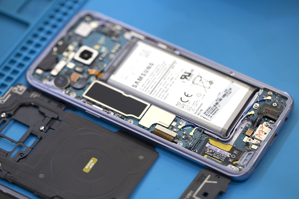 Tương tự Galaxy S7 edge, bo mạch chính được đặt bên trái, kế bên là pin đi kèm và phía trên là camera chính.