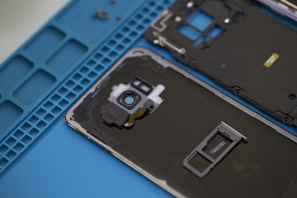 Để tháo thiết bị này, kỹ thuật viên phải sử dụng một công cụ làm nóng nắp lưng để tan chảy keo và sau đó tiến hành tháo từ mặt sau. Tại nắp lưng của Galaxy S8 có thêm cảm biến vân tay.