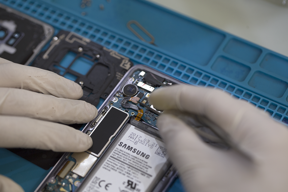 Tháo socket Pin trên Galaxy S8 trước khi tháo mở các thành phần khác