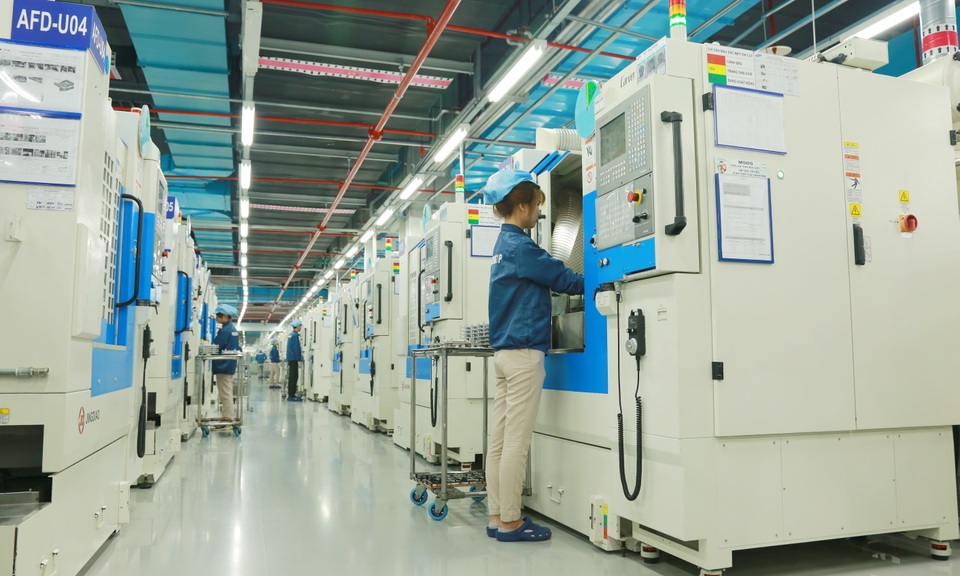 Tham quan nhà máy 5 tỷ USD sản xuất Galaxy S8, S8+ tại Việt Nam - 9
Một dây chuyền CNC được đầu tư 3 tỷ USD.