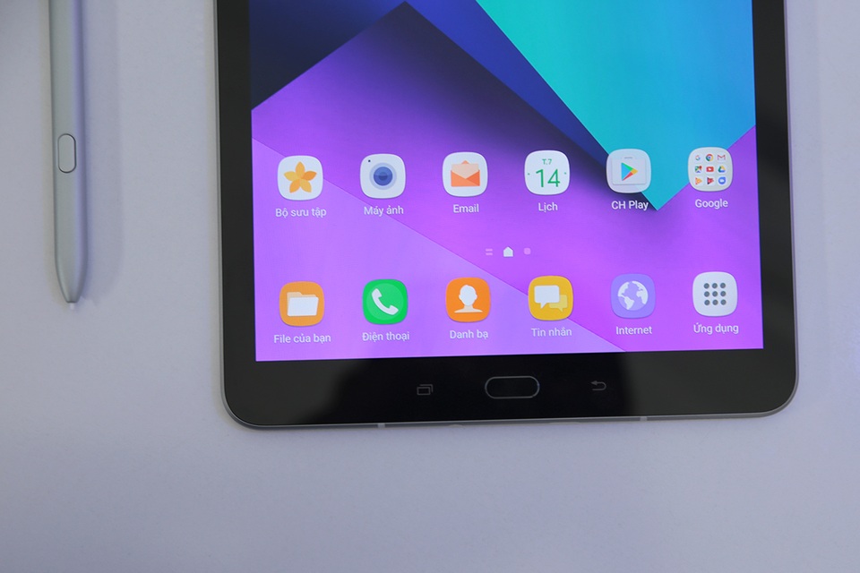 Đập hộp Galaxy Tab S3 mới nhất của Samsung, giá 16,5 triệu đồng - 14 Phía dưới là nút home tích hợp cảm biến vân tay