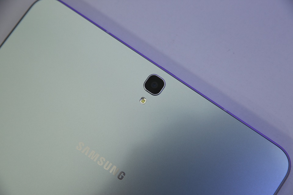Đập hộp Galaxy Tab S3 mới nhất của Samsung, giá 16,5 triệu đồng - 12 Camera chính của máy 13 MP, hỗ trợ lấy nét tự động và đi cùng đèn flash trợ sáng