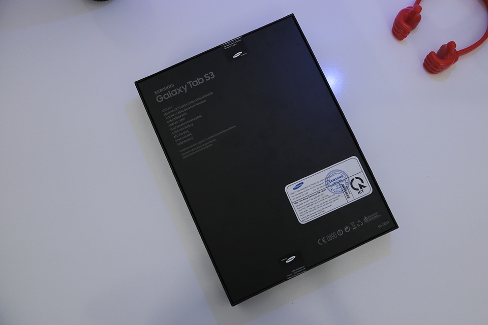 Đập hộp Galaxy Tab S3 mới nhất của Samsung, giá 16,5 triệu đồng - 4 Phía sau của máy là thông tin về cấu hình, xuất xứ của sản phẩm