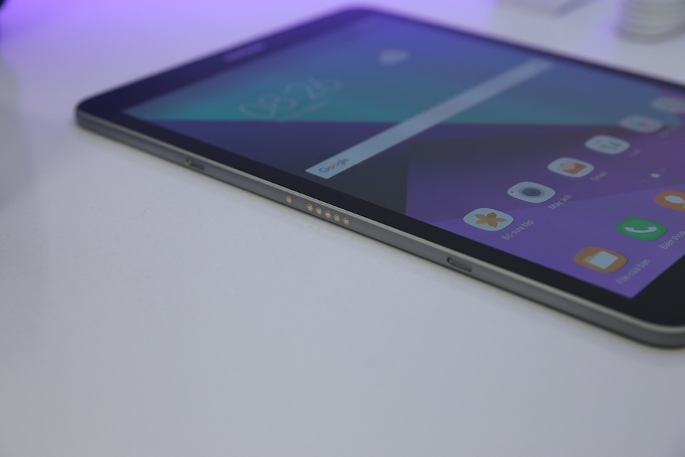 Đập hộp Galaxy Tab S3 mới nhất của Samsung, giá 16,5 triệu đồng - 11 Cạnh trái là nơi gắn cover hoặc bàn phím rời