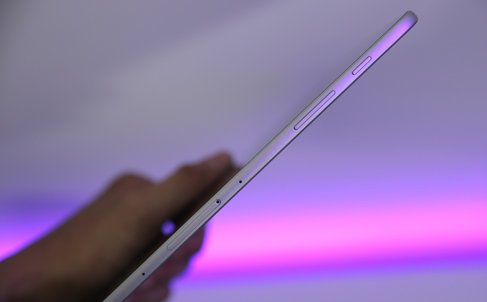 Đập hộp Galaxy Tab S3 mới nhất của Samsung, giá 16,5 triệu đồng - 10 Cạnh phải là nút nguồn, âm lượng, khe cắm thẻ SIM và thẻ nhớ cùng 2 microphone