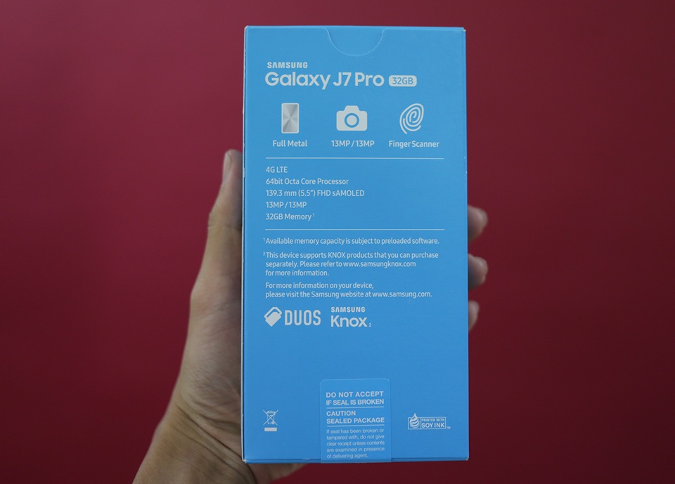 Đập hộp Galaxy J7 Pro mới nhất của Samsung tại Việt Nam - 3 Mặt sau của máy là các thông tin chính với khung viền kim loại nguyên khối, cảm biến vân tay và camera chính lẫn phụ độ phân giải 13 MP.