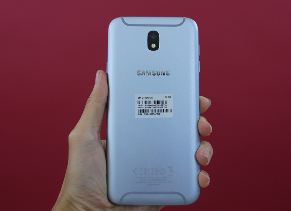 Đập hộp Galaxy J7 Pro mới nhất của Samsung tại Việt Nam - 4 Về thiết kế, Galaxy J7 Pro có hình dáng khác biệt so với hầu hết mẫu Galaxy J gần đây của Samsung. Điểm nhấn là viền ăng-ten đối xứng nhau được bo cong khá lạ mắt.