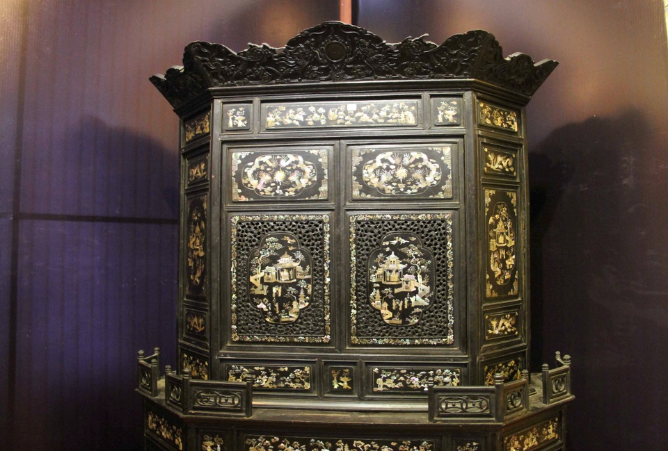 Trưng bày sưu tầm cổ vật “Gấm vóc vàng son thời Nguyễn” - 11 Tủ Ba vi chạm cẩn