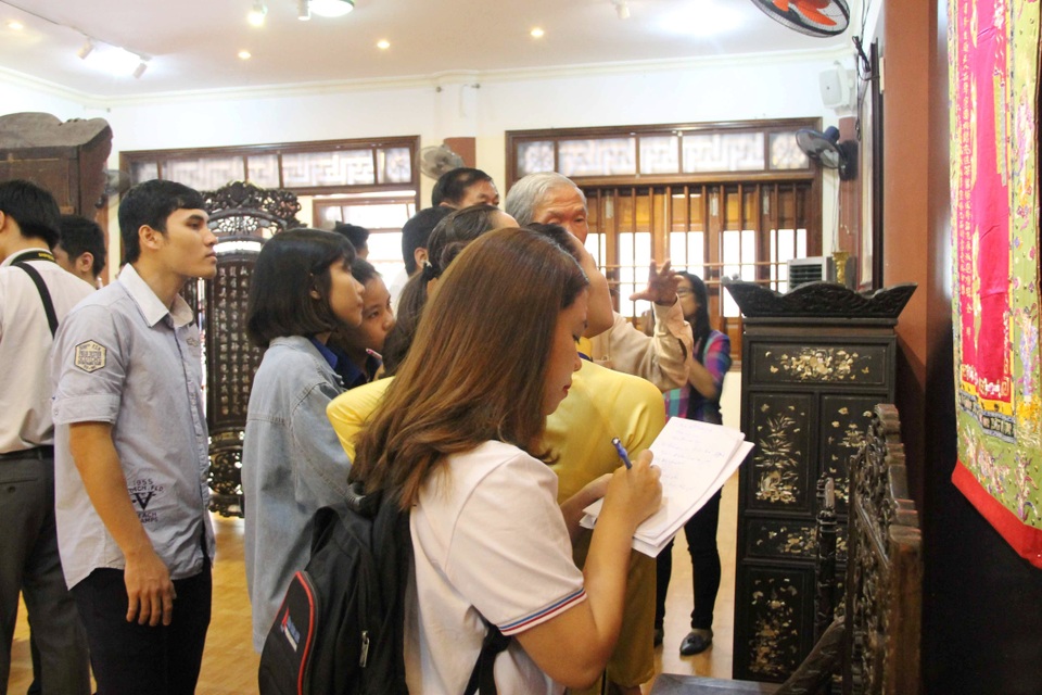 Trưng bày sưu tầm cổ vật “Gấm vóc vàng son thời Nguyễn” - 3 Công chúng tham quan phòng trưng bày những hiện vật quý