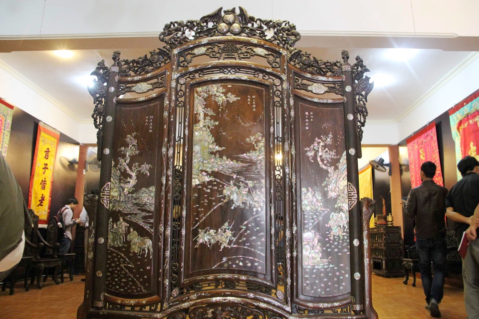 Trưng bày sưu tầm cổ vật “Gấm vóc vàng son thời Nguyễn” - 1 Bình phong chạm cẩn tích Hai Bà Trưng đánh giặc