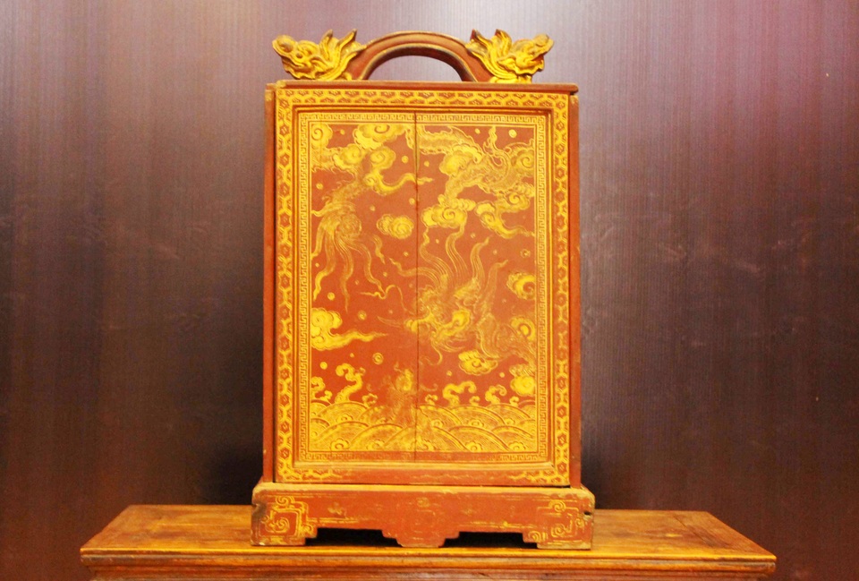 Trưng bày sưu tầm cổ vật “Gấm vóc vàng son thời Nguyễn” - 10 Hộp đựng mũ của quan lại