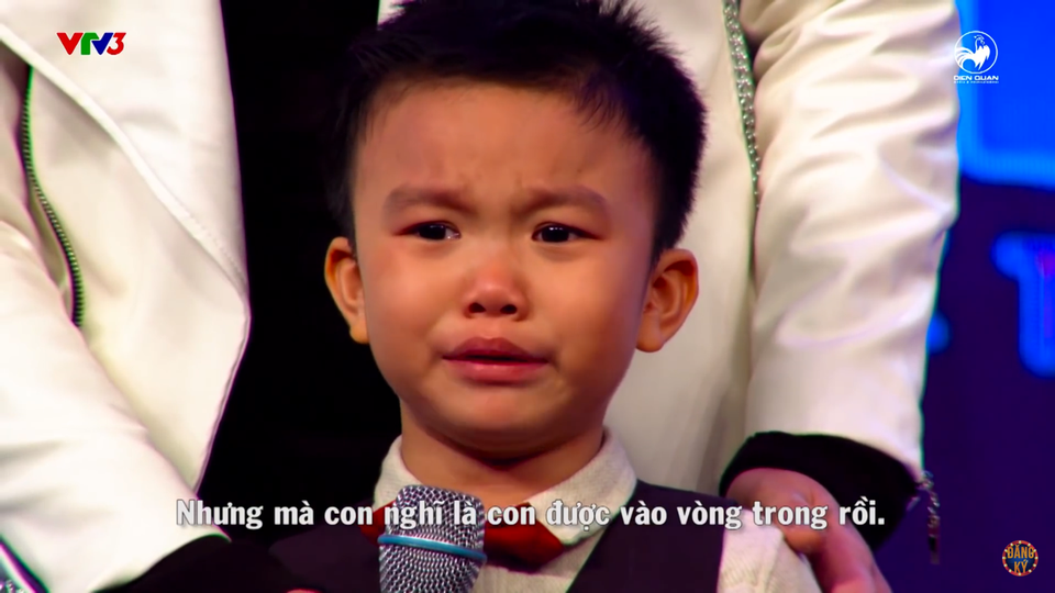 Để con trẻ khóc trên gameshow là sự thất bại của người lớn? - 1 Bé Minh Khang khóc nức nở khi biết mình không đoạt giải cao tại chung kết Biệt tài tí hon.