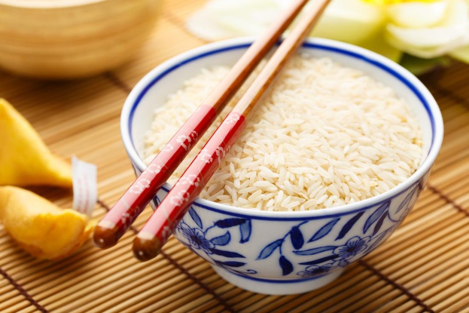 Phụ nữ mang thai được khuyên ăn gạo trắng có bổ sung axit folic