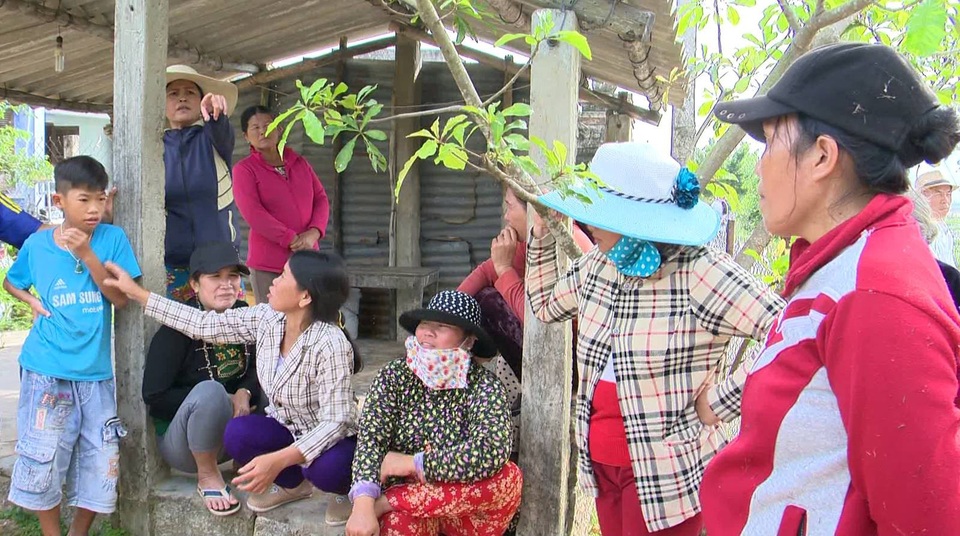 Dân bất bình vì gạo hỗ trợ người nghèo được đem chia đều - 3 Nhiều người dân chẳng hiểu vì nguyên nhân gì mà thôn lại lấy gạo cứu đói chia đều như vậy