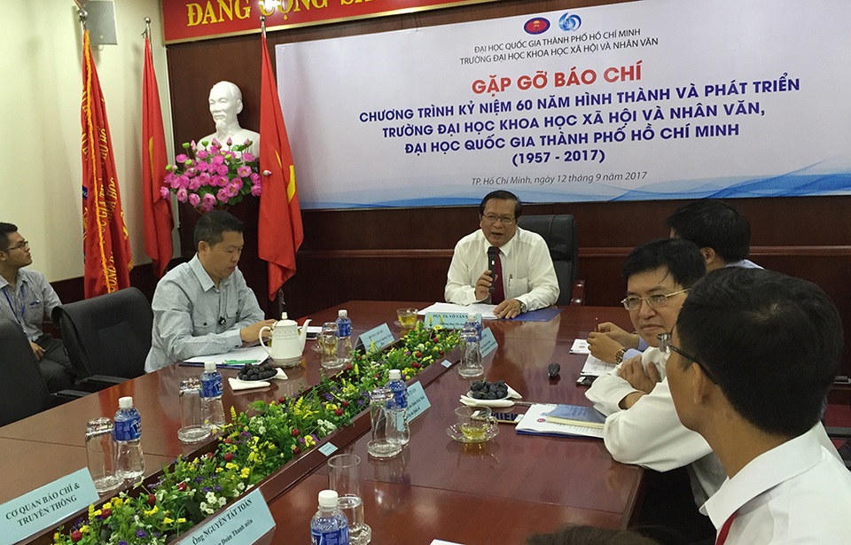 Khó cấm giảng viên “chạy sô” - 2 Năm nay, trường ĐH Khoa học xã hội và nhân văn sẽ kỷ niệm 60 năm thành lập, với tiền thân là Đại học Văn khoa (Viện Đại học Sài Gòn) ra đời năm 1957