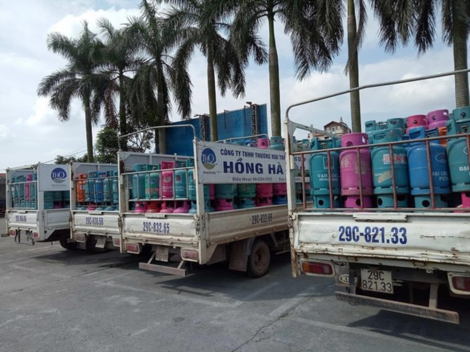 Doanh nghiệp nguy cơ phá sản vì 50.000 vỏ bình gas bị chiếm giữ trái phép - 1 Xe ô tô của hãng Hồng Hà Gas thuộc Cty TNHH Thương mại Trần Hồng Quân chở nhiều vỏ gas của hãng Vạn Lộc, Đại Lộc gas