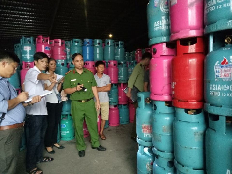 Doanh nghiệp nguy cơ phá sản vì 50.000 vỏ bình gas bị chiếm giữ trái phép - 2 Doanh nghiệp nguy cơ phá sản vì 50.000 vỏ bình gas bị chiếm giữ trái phép - ảnh 2. Công an huyện Mỹ Hào kiểm tra gần 30.000 vỏ bình gas bị chiếm giữ tại kho hàng Dị Sử. Ảnh: M.Đ
