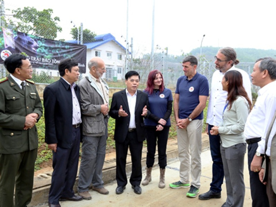 Công viên động vật hoang dã quốc gia đón 3 cá thể gấu đầu tiên - 1 Lãnh đạo tỉnh Ninh Bình cùng các chuyên gia cứu hộ động vật đến từ nhiều quốc gia trong buổi lễ đón 3 cá thể gấu đầu tiên vào Công viên động vật hoang dã quốc gia Ninh Bình.