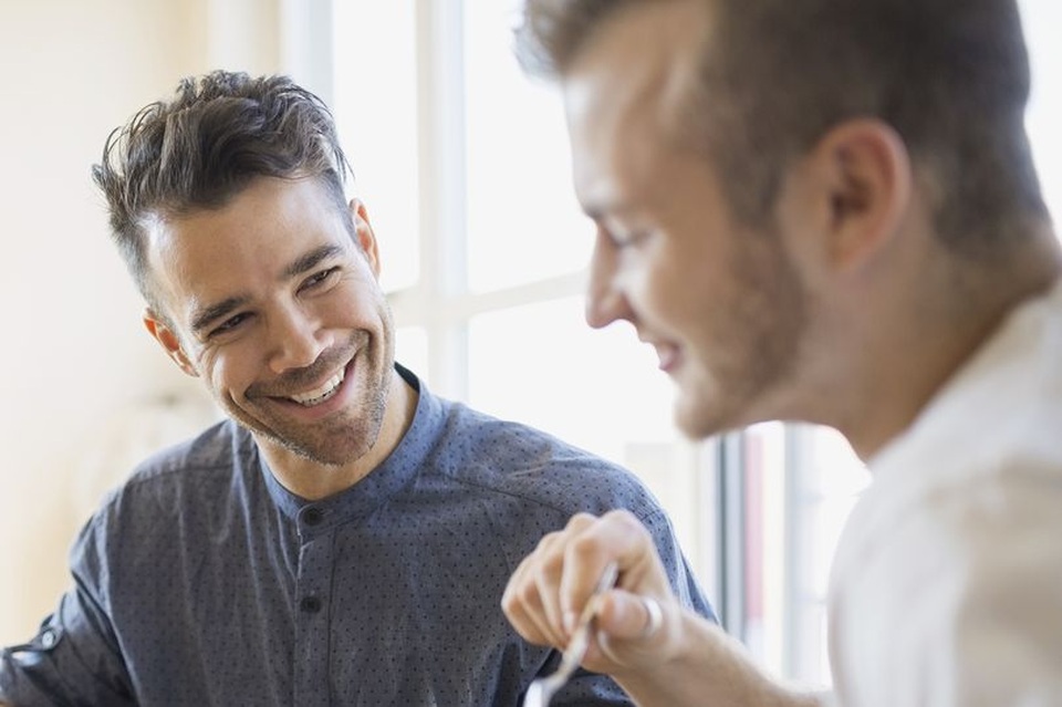 Phải lòng bạn của anh trai và nguy cơ lộ bí mật đồng tính - 1 Phải lòng bạn của anh trai và nguy cơ lộ bí mật đồng tính - 1
