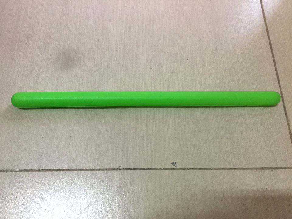 Bé gái 4 tuổi bầm tím toàn thân: Bước đầu xác định do 4 bạn cùng lớp đánh - 6
Chiếc gậy nhựa đồ chơi màu xanh được cho là vũ khí để 4 bạn học cùng lớp đánh cháu D. gây bầm tím khắp người.