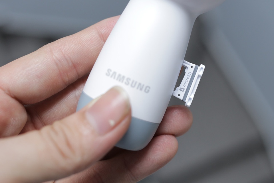 Đập hộp Gear 360 giá 4,8 triệu đồng tại Việt Nam - 8 Thiết bị này hỗ trợ khe cắm thẻ nhớ rời microSD tối đa 256GB và dễ dàng tháo rời. Bên trong tích hợp nguồn pin 1.160 mAh, hỗ trợ chống bụi nước IP53.