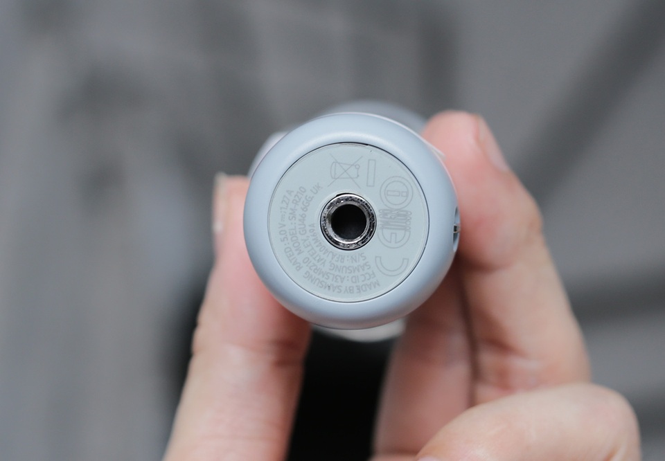Đập hộp Gear 360 giá 4,8 triệu đồng tại Việt Nam - 11 Cạnh dưới cũng có thêm ngàm để gắn chân máy hoặc gậy tự sướng để người dùng có thể tạo ra các bức ảnh độc đáo khác nhau.