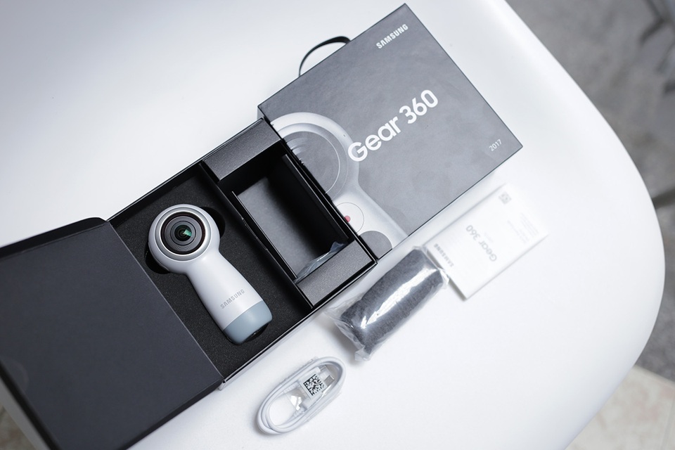 Đập hộp Gear 360 giá 4,8 triệu đồng tại Việt Nam - 3 Bên trong, hộp máy được đựng khá đơn giản và không quá cầu kỳ, gồm: một chiếc Gear 360, sách hướng dẫn, túi đựng Gear và cáp sạc.