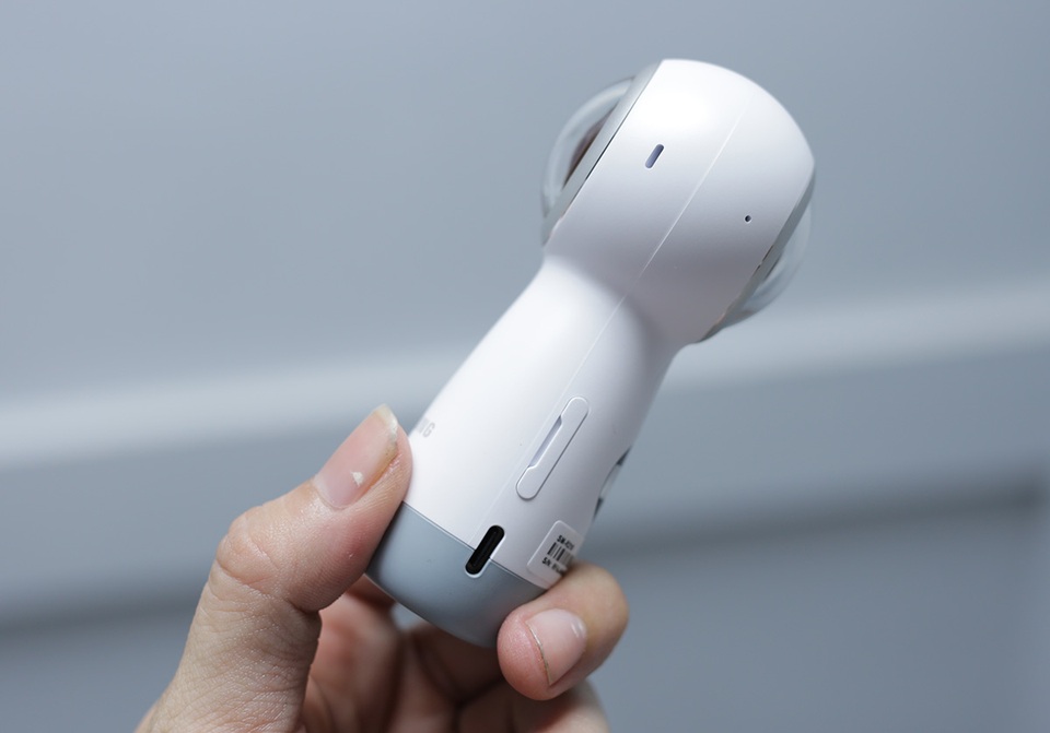 Đập hộp Gear 360 giá 4,8 triệu đồng tại Việt Nam - 9 Ngoài tính năng chia sẻ trực tiếp 360 độ, phiên bản Gear 360 năm nay cũng trang bị thêm tính năng xem lại và chỉnh sửa nội dung trên Gear 360 thông qua smartphone. Người dùng có thể chỉnh sử nội dung theo ý thích bằng việc lựa chọn và sử dụng các kiểu xem ảnh, các công cụ chỉnh sửa hình ảnh và hiệu ứng hình ảnh cùng bộ lọc hình ảnh.